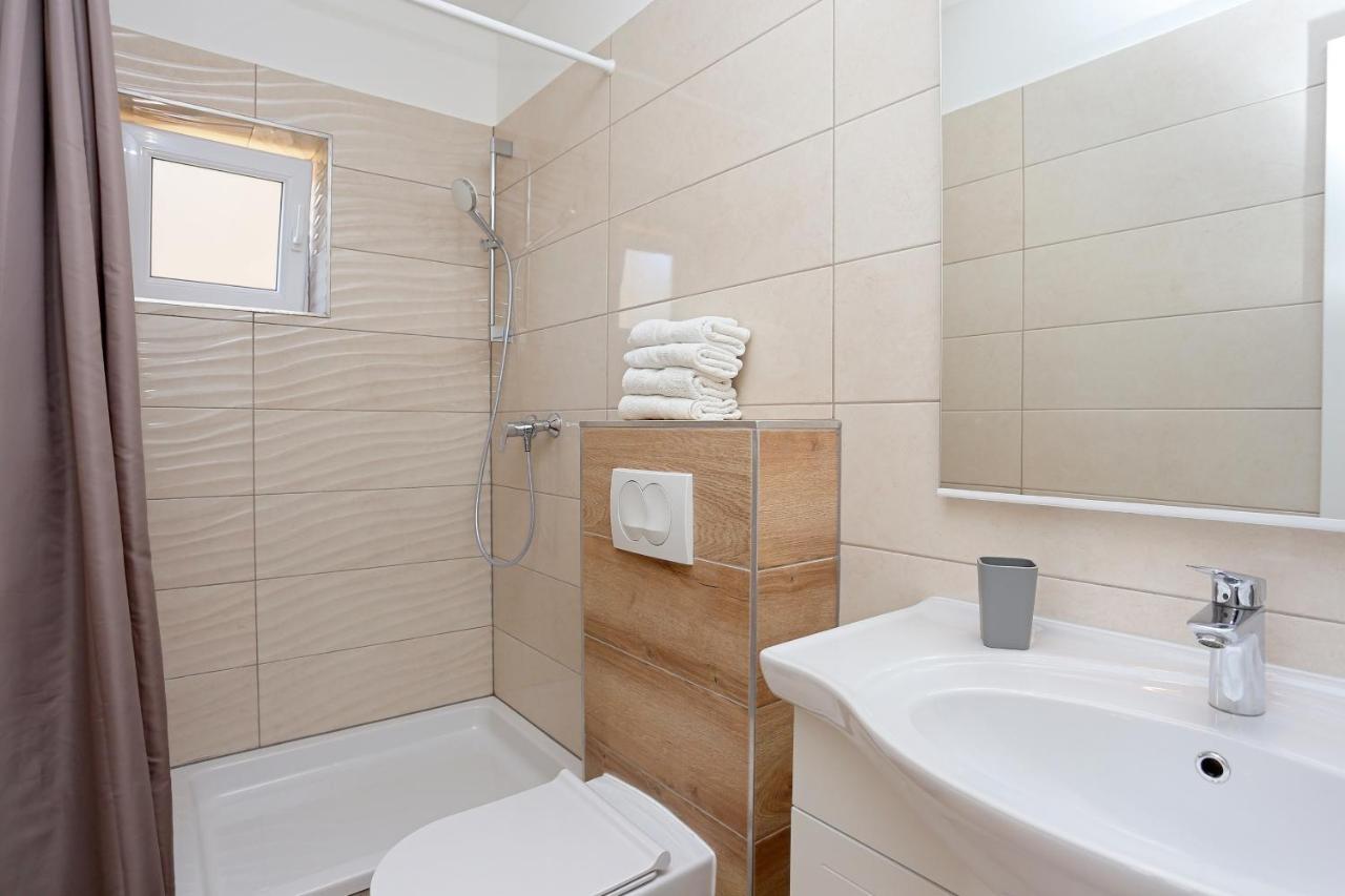 Apartments By The Sea Brela, Makarska - 6688 Esterno foto