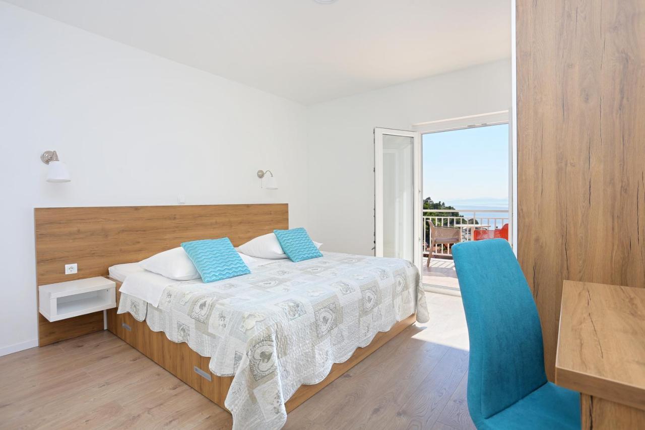Apartments By The Sea Brela, Makarska - 6688 Esterno foto