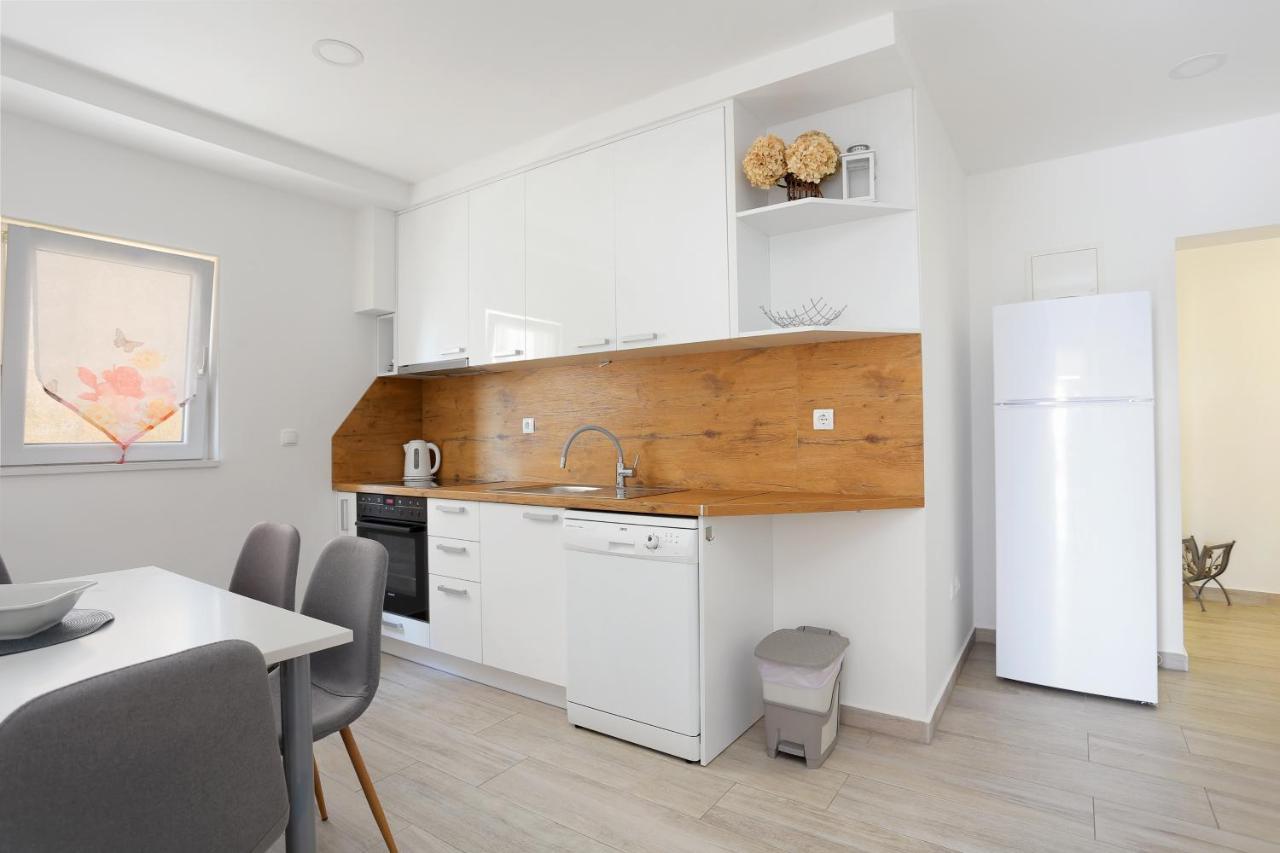 Apartments By The Sea Brela, Makarska - 6688 Esterno foto