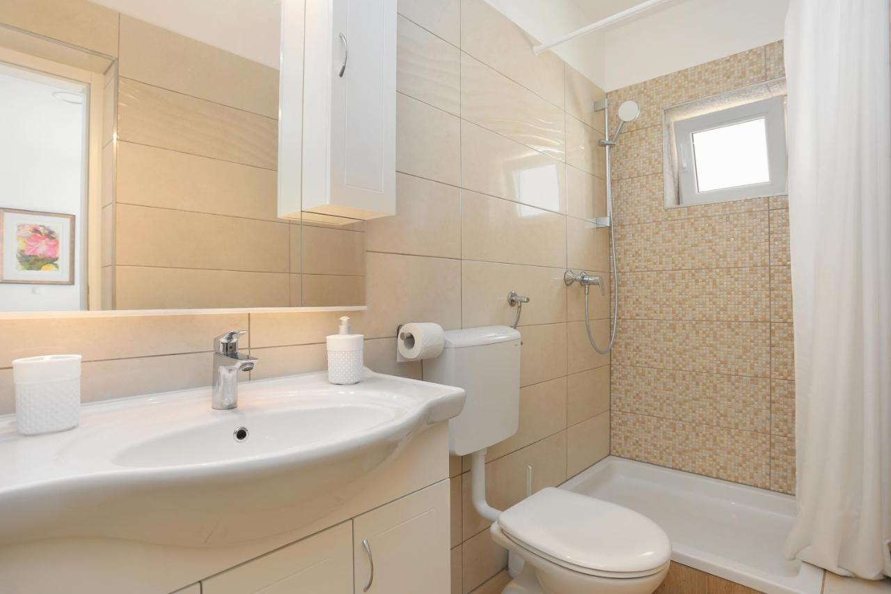 Apartments By The Sea Brela, Makarska - 6688 Esterno foto