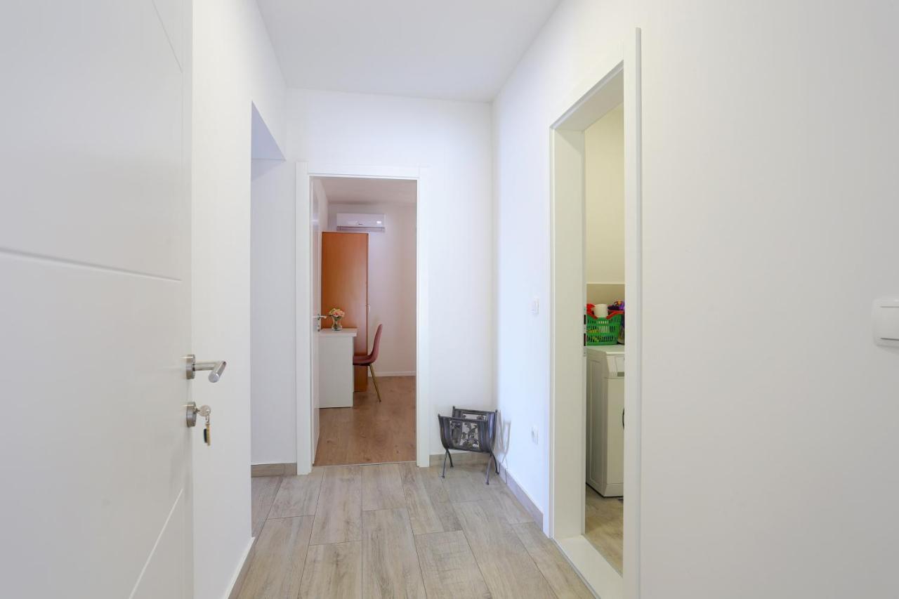 Apartments By The Sea Brela, Makarska - 6688 Esterno foto